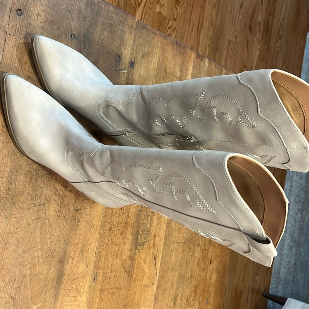 Women’s Dolce Vita Kindred size 8 boots